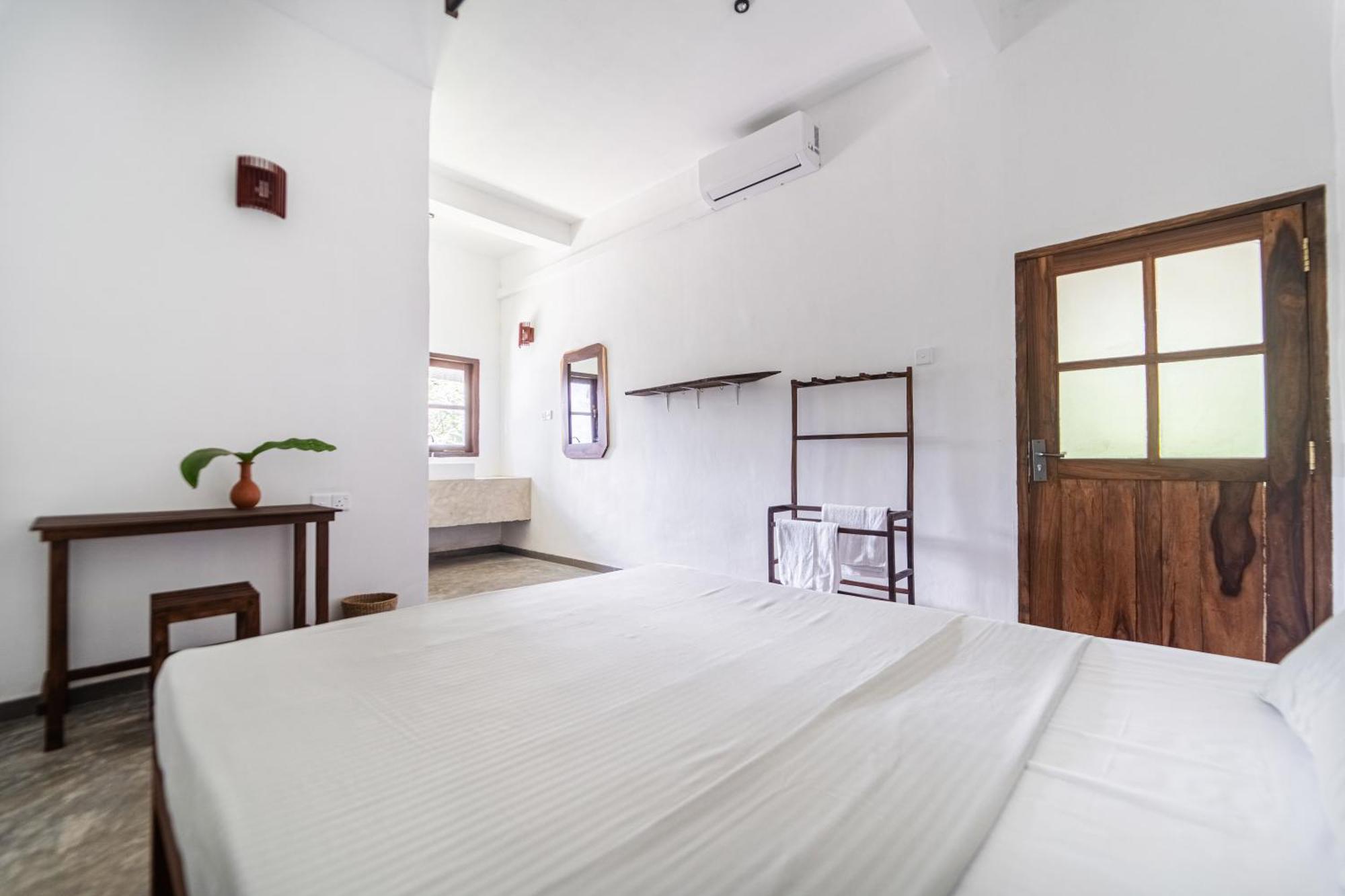 Drifter - Rooms & Food Midigama Exterior photo
