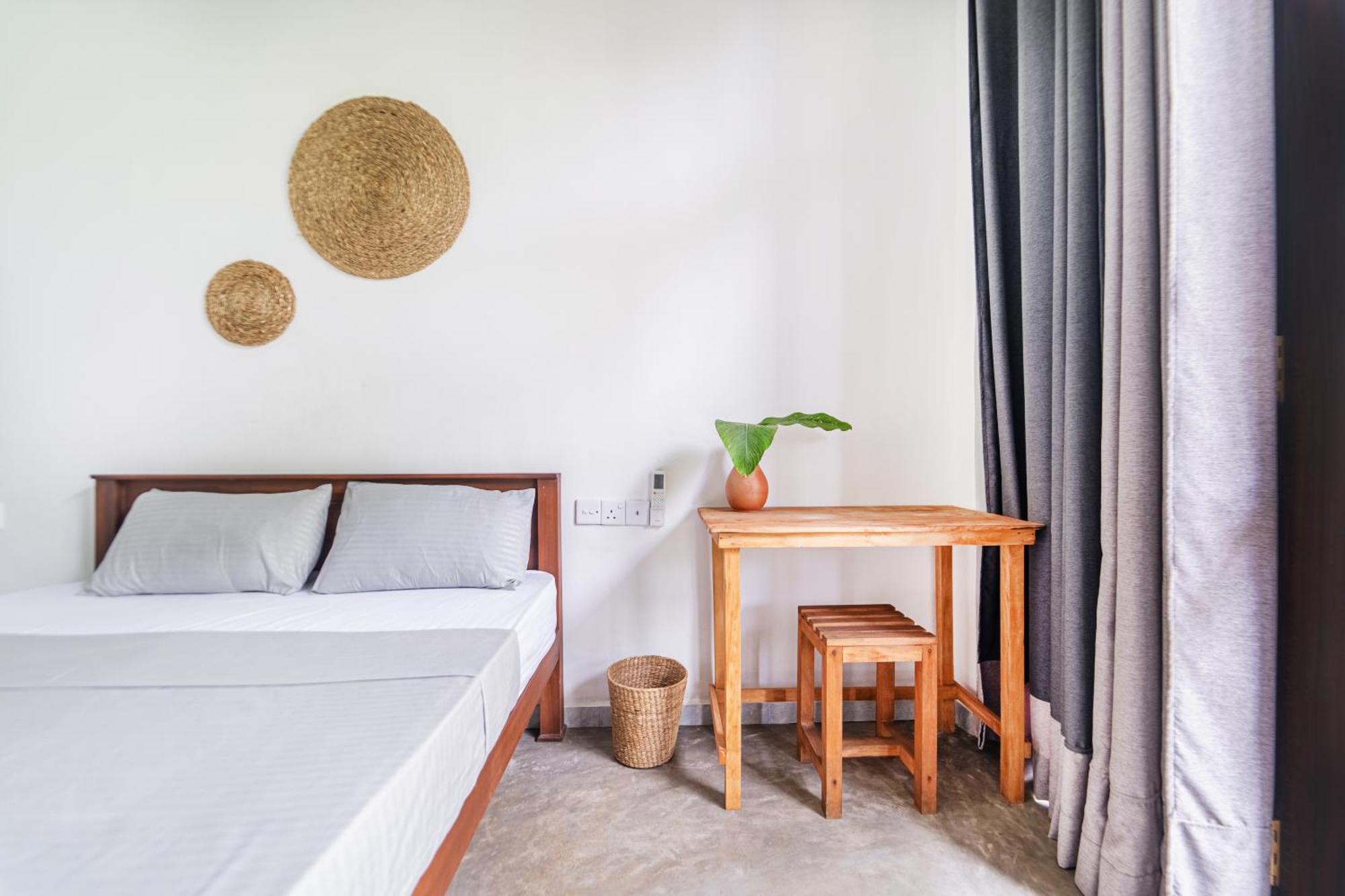 Drifter - Rooms & Food Midigama Exterior photo