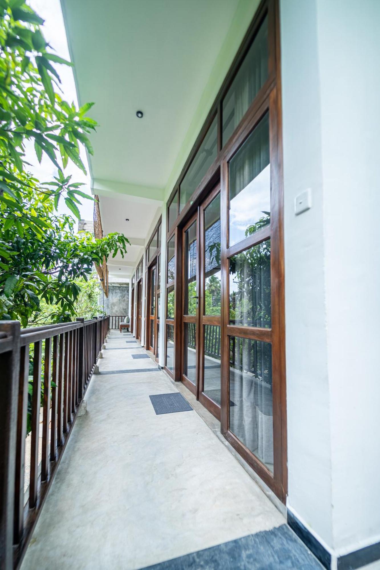 Drifter - Rooms & Food Midigama Exterior photo